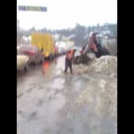 У Чернівцях сніг разом з брудом скидають прямо в річку Прут. Відео