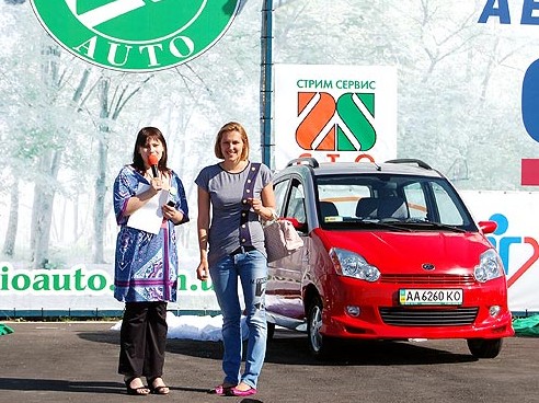 В презентації електромобілів взяла участь Яна Клочкова В презентації електромобілів взяла участь Яна Клочкова